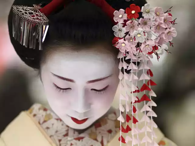 What are some beauty tips and tricks used by Geishas?